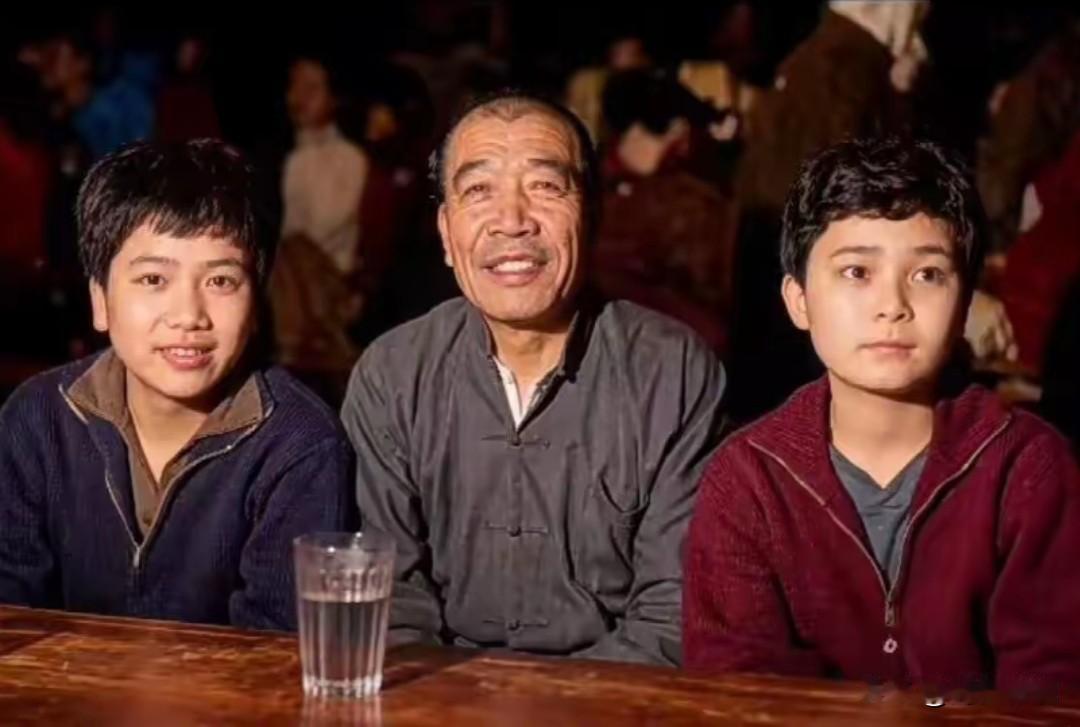时过境迁，中间的永贵大叔已驾鹤西去，右边的是潘东子，左边小男孩是谁？高鼻梁，大眼
