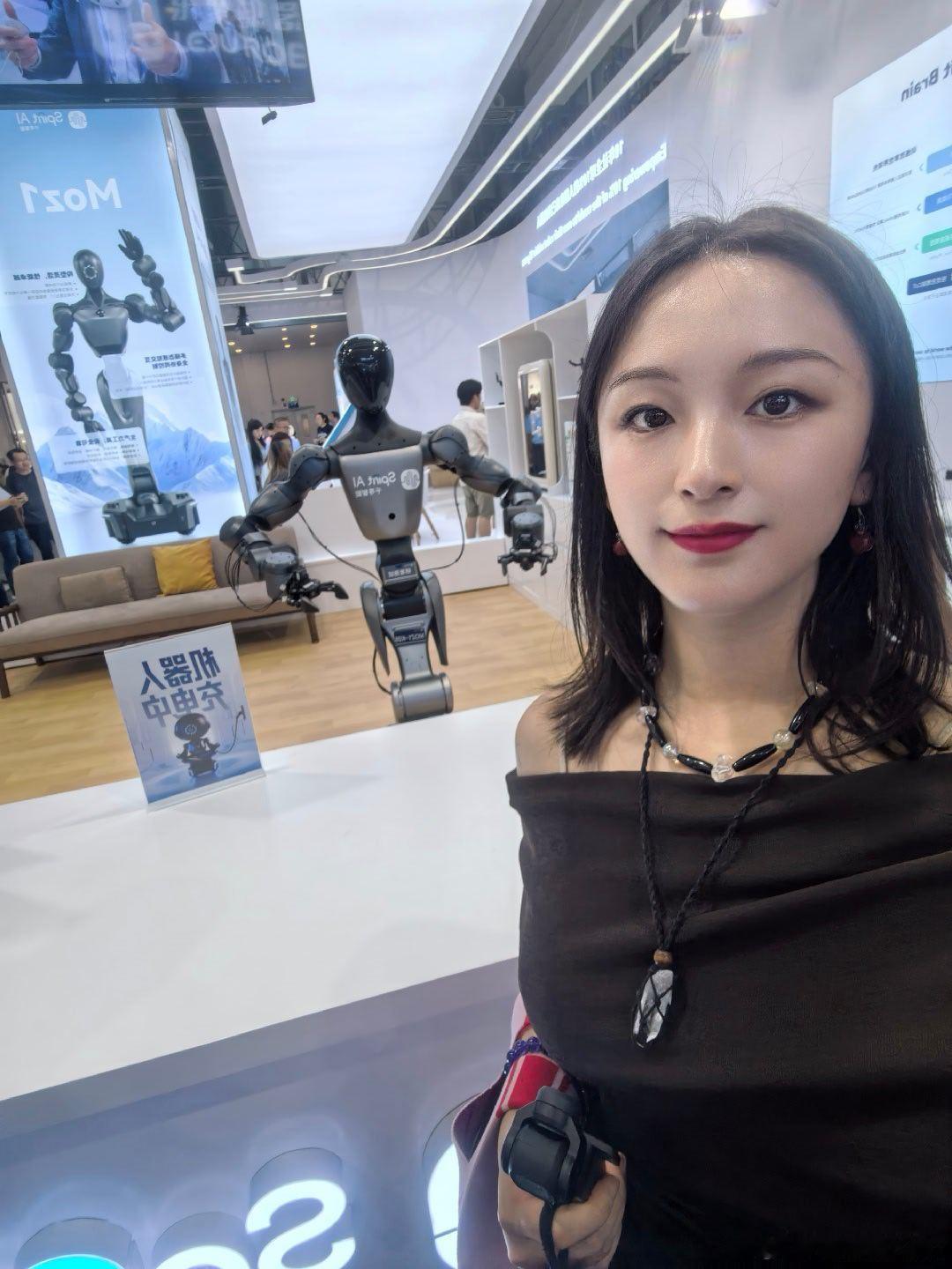 2026世界机器人大会 世界机器人看北京亦庄  图1️⃣机器人出的拿铁拉花可以拉