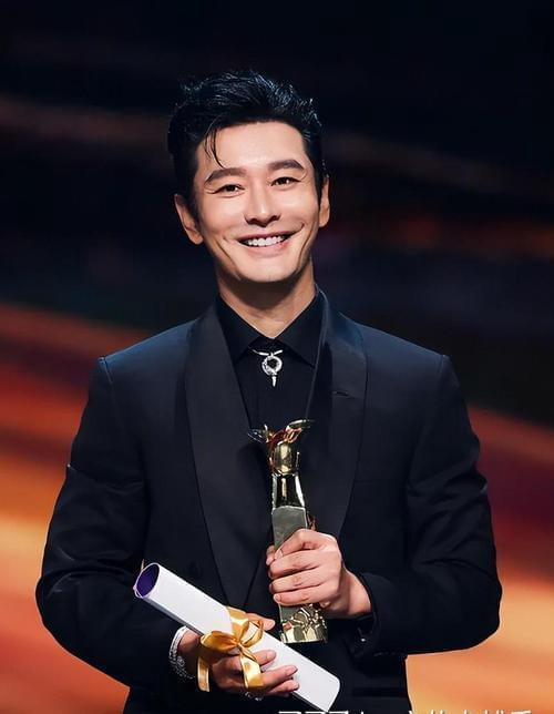 黄晓明称曾吊威亚从二楼坠落致骨折

2012年11月19日，黄晓明在拍摄《白发魔