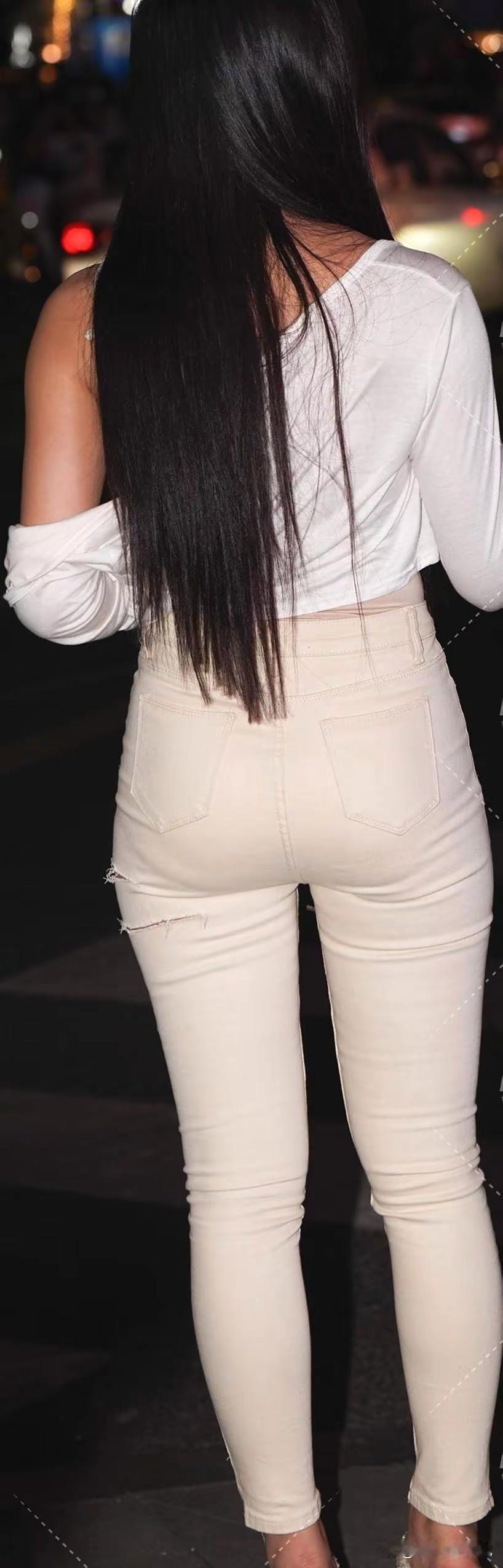 白色紧身牛仔裤搭配。辣妹穿搭大赏 破洞牛仔裤 小姐姐一身白色打扮真的好性感，牛仔