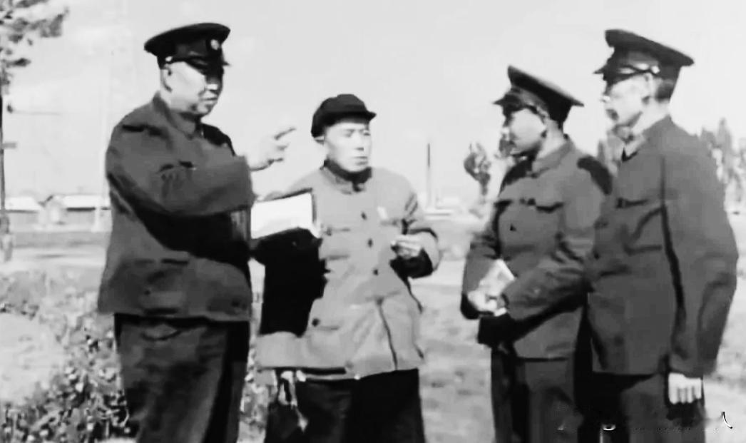 1967年春，在昆明开往红河州的火车上，云南省公安厅下放干部曹显政刚刚抽完一支烟