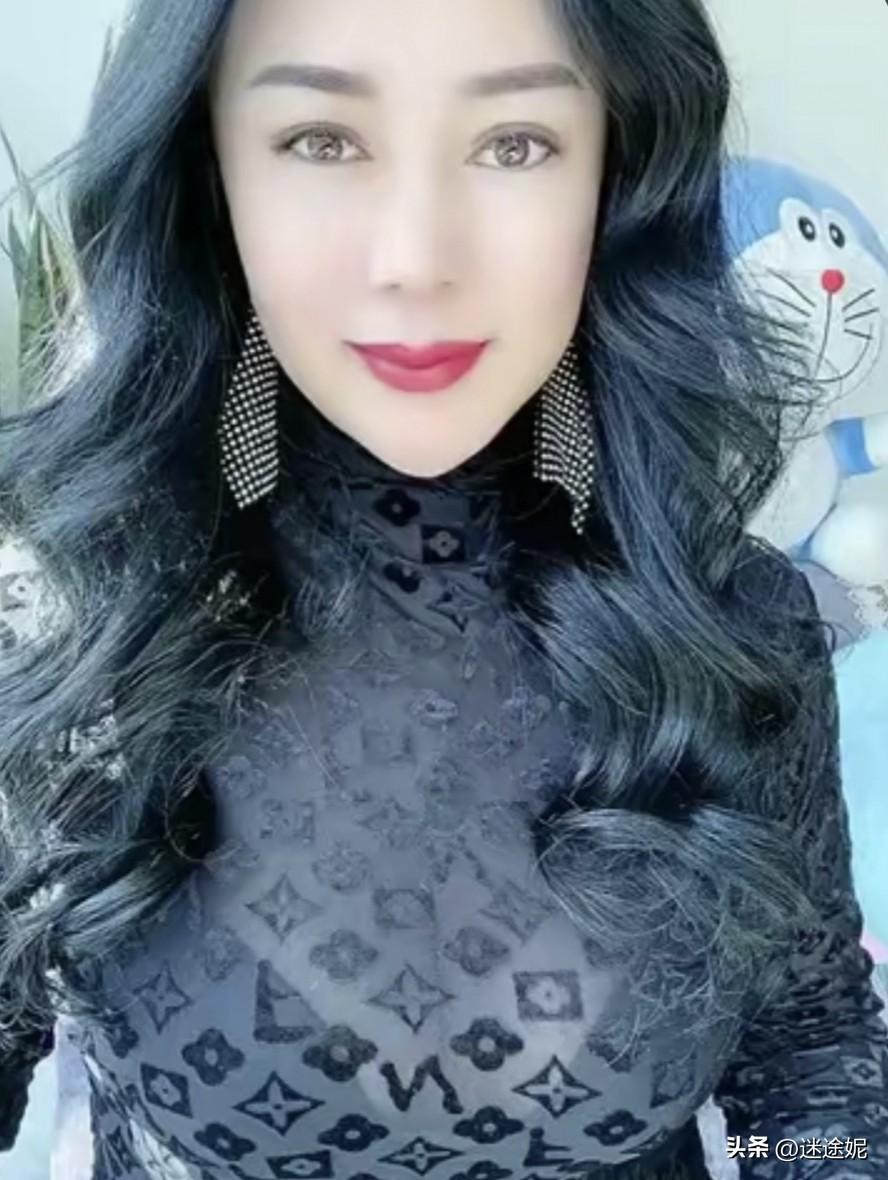 一个成熟的女人,都有什么标志呢?
一个成熟的女人
不会再有更多的情绪化，
不随意