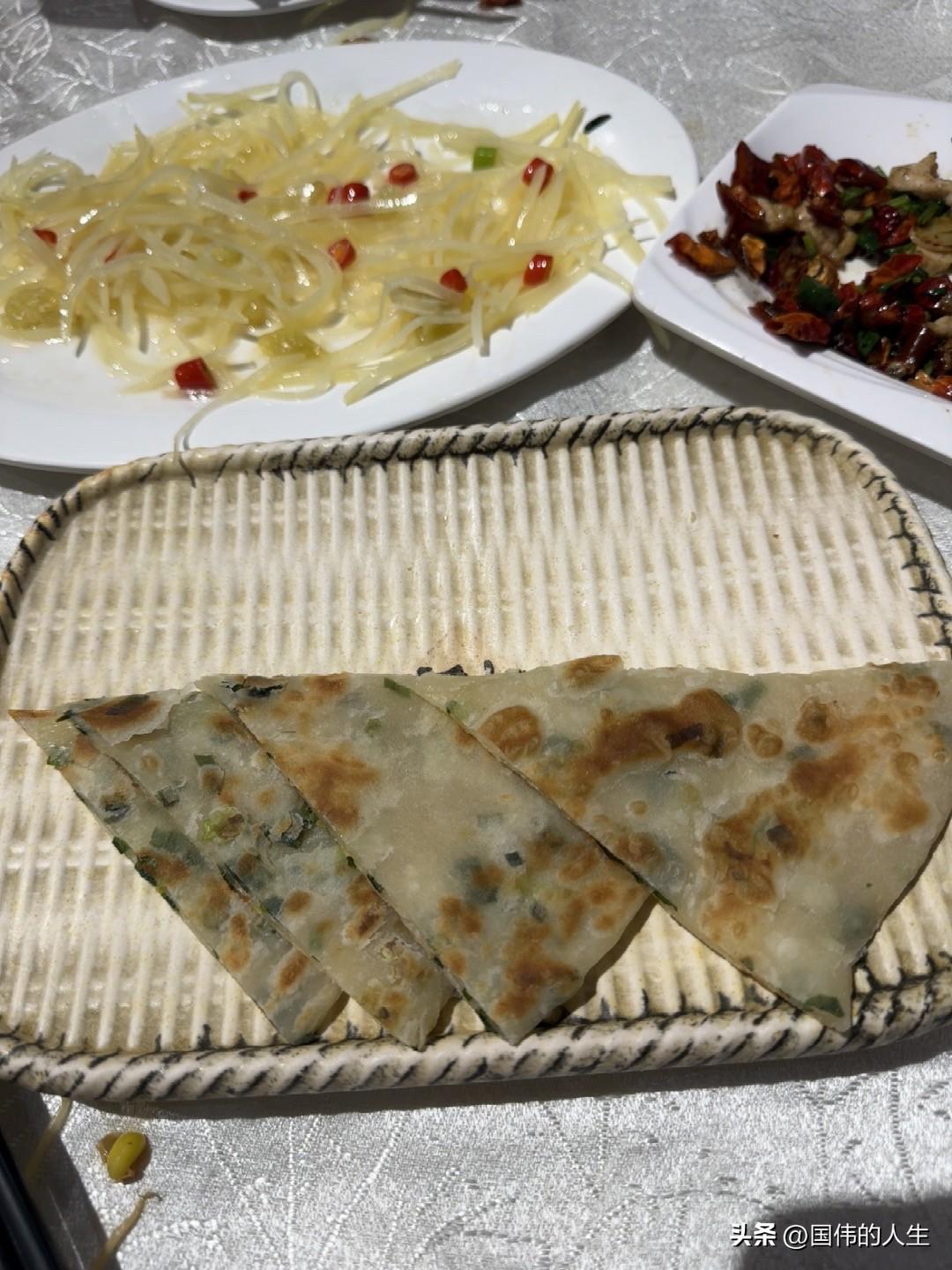 中午在东莞长安吃了东北菜。
点了喜欢吃的饼和馒头，还有土豆丝，还有一个香菜炒肉。