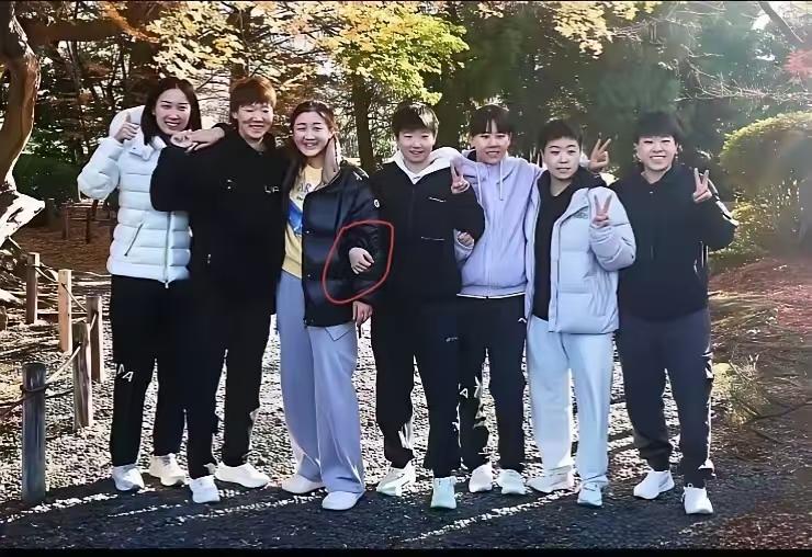 曼昱喜欢让人把手搭在她的肩上。
    前两年国乒团建，曼昱和陈梦很高兴和女乒一