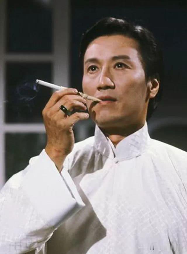 谢贤离世的消息传来，张柏芝以低调而深情的方式表达哀思，她将社交平台头像更换为纯黑