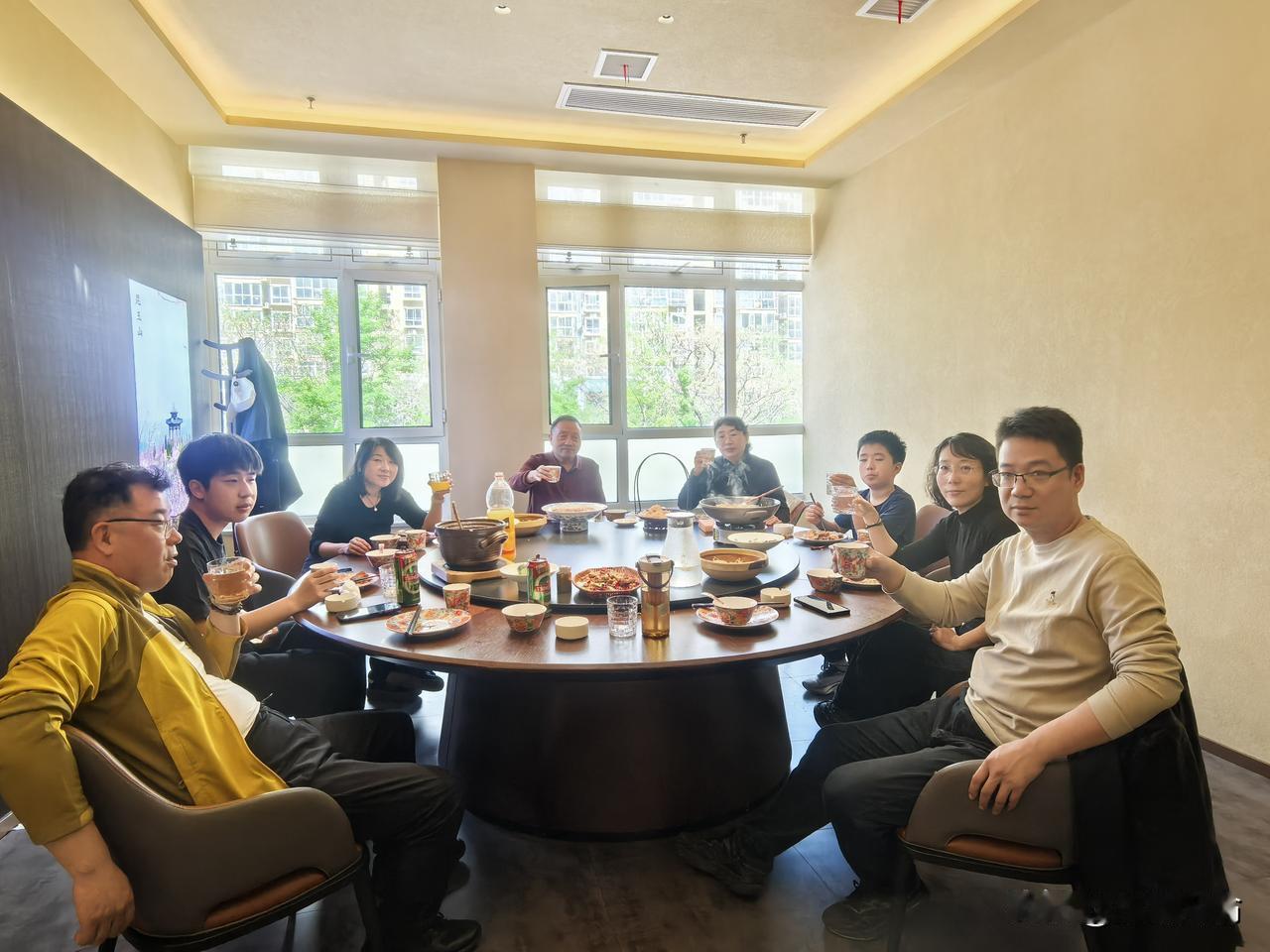 七十一寿辰喜赋
             符进朝
七一华龄福寿长，高筵设罢沐春光