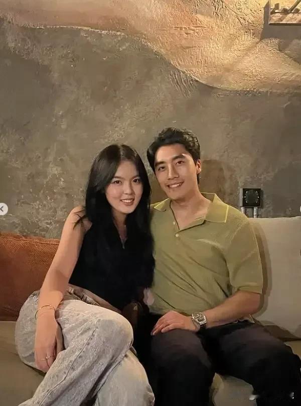 李咏去逝7年，女儿法图麦携男友高调亮相，一表人才，高大帅气，这下李咏可以放心了！
