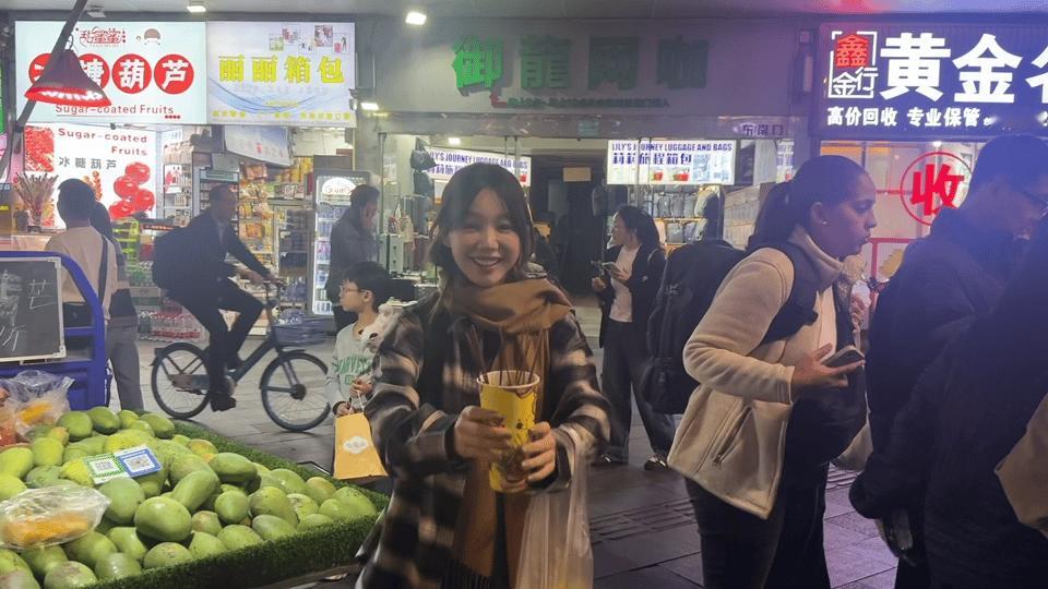 徐梦洁古早台偶女主那味儿 格纹衫是校服般的青春印记，牛仔裤是自在的日常态度，围巾