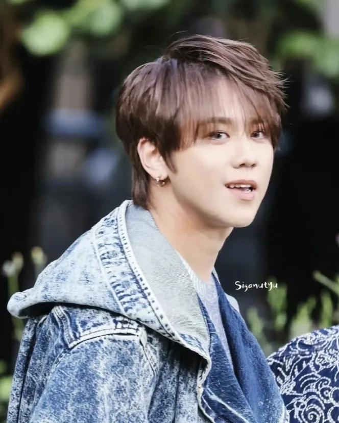 香港顶流姜涛参加巴黎时装周，人瘦了不少，现场粉丝也好多，不愧是顶流。觉得姜涛挺帅