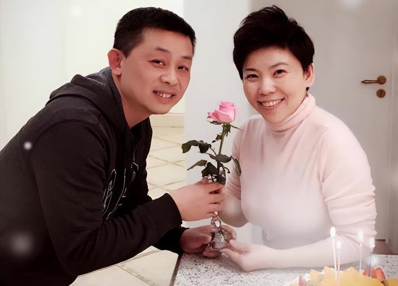 当年，世界冠军邓亚萍和林志刚正在谈婚论嫁，不料却半路杀出个程咬金，导致两人分手，