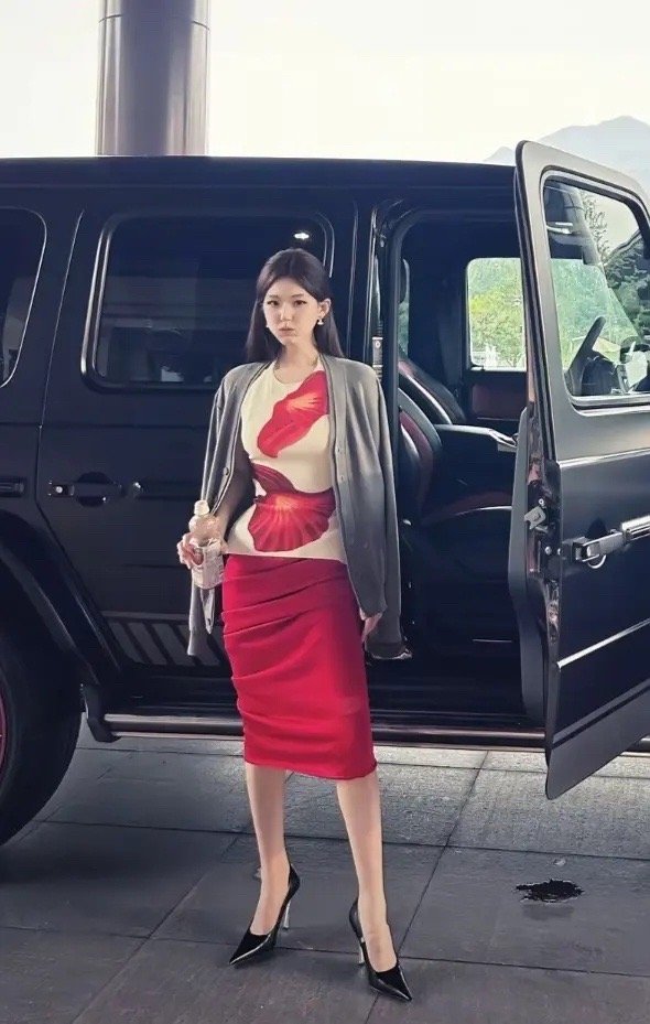 赵露思站姿真的很土，那个女明星这样站？ ​​​