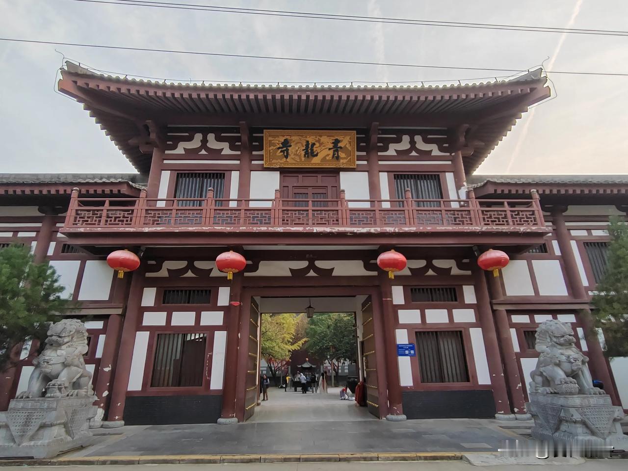 #旅行随手拍#
       立冬之日，我踏入青龙寺，瞬间被寺内的古建筑所吸引。