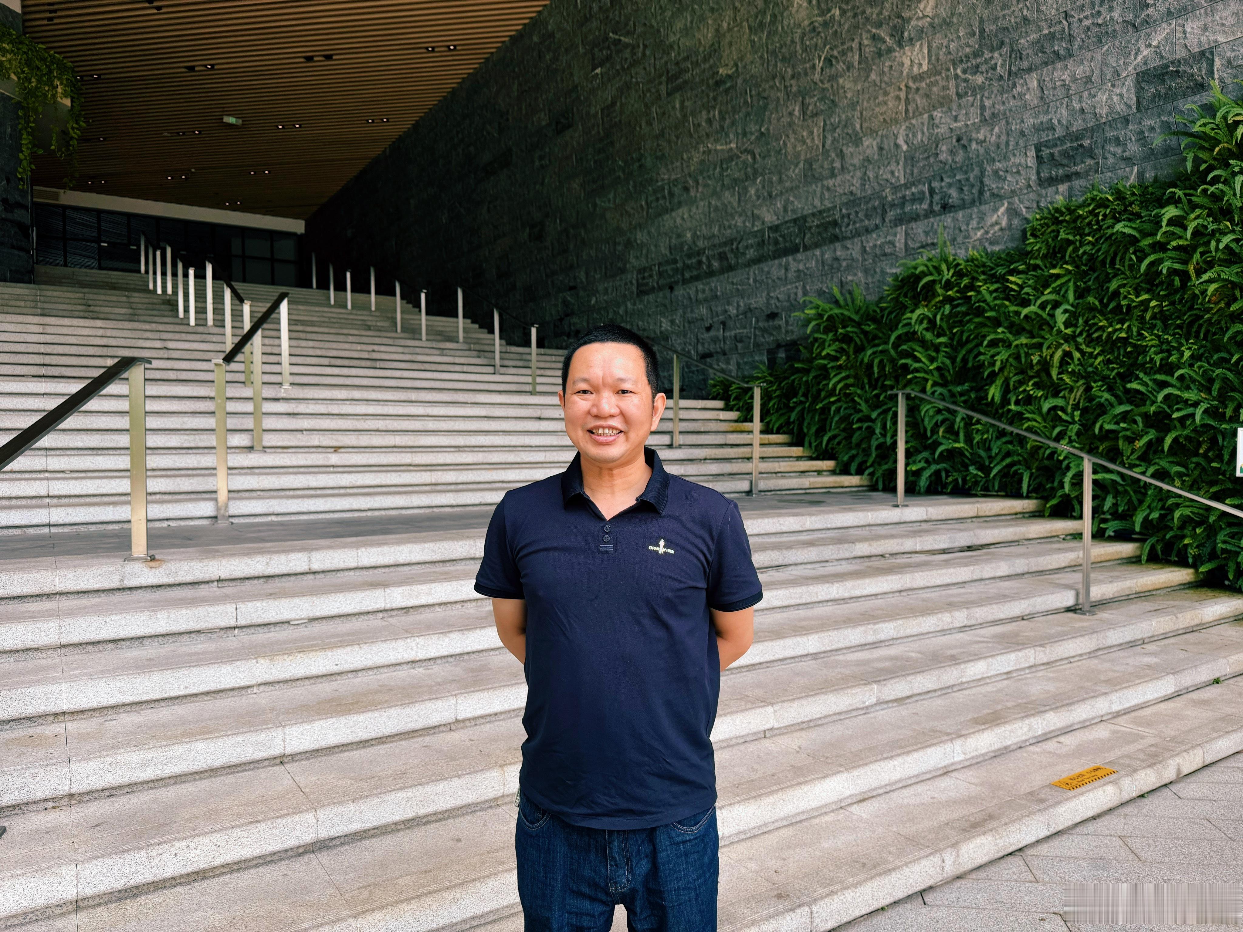 生活藏着无数细碎美好，只是我们常匆忙忽略。清晨鸟鸣、午后阳光、亲友闲谈、晚风落日