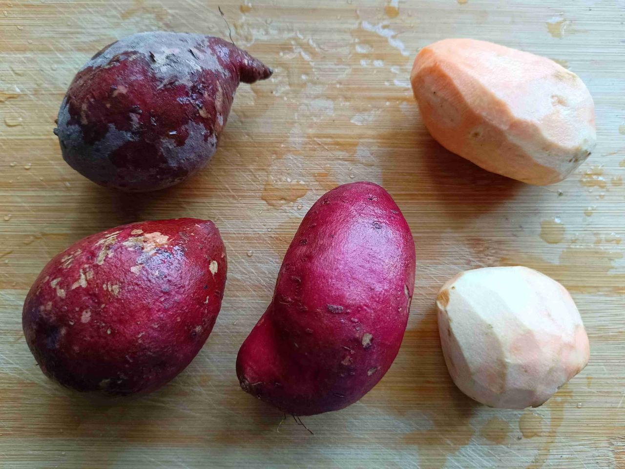 把紫皮的红薯当紫薯卖！
小贩太可恶，老妈妈给气的～尝着糯甜，俺劝她算了。
带定位