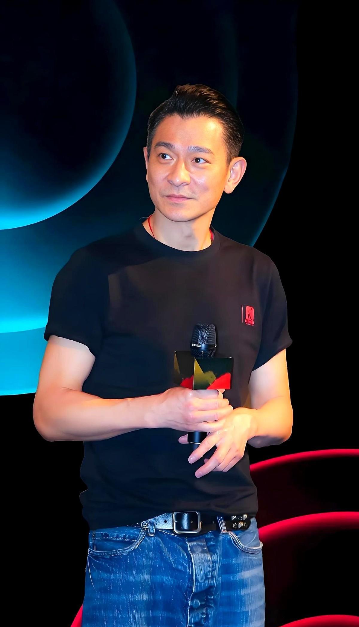 刘德华一天刷出19亿微信指数，不是靠粉丝刷，是全家老小一起搜。
凌晨开票，中年人