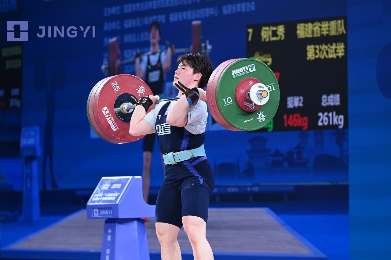 【2026年全国举重锦标赛 何仁秀包揽三金】4月17日晚，在2026年全国女子举