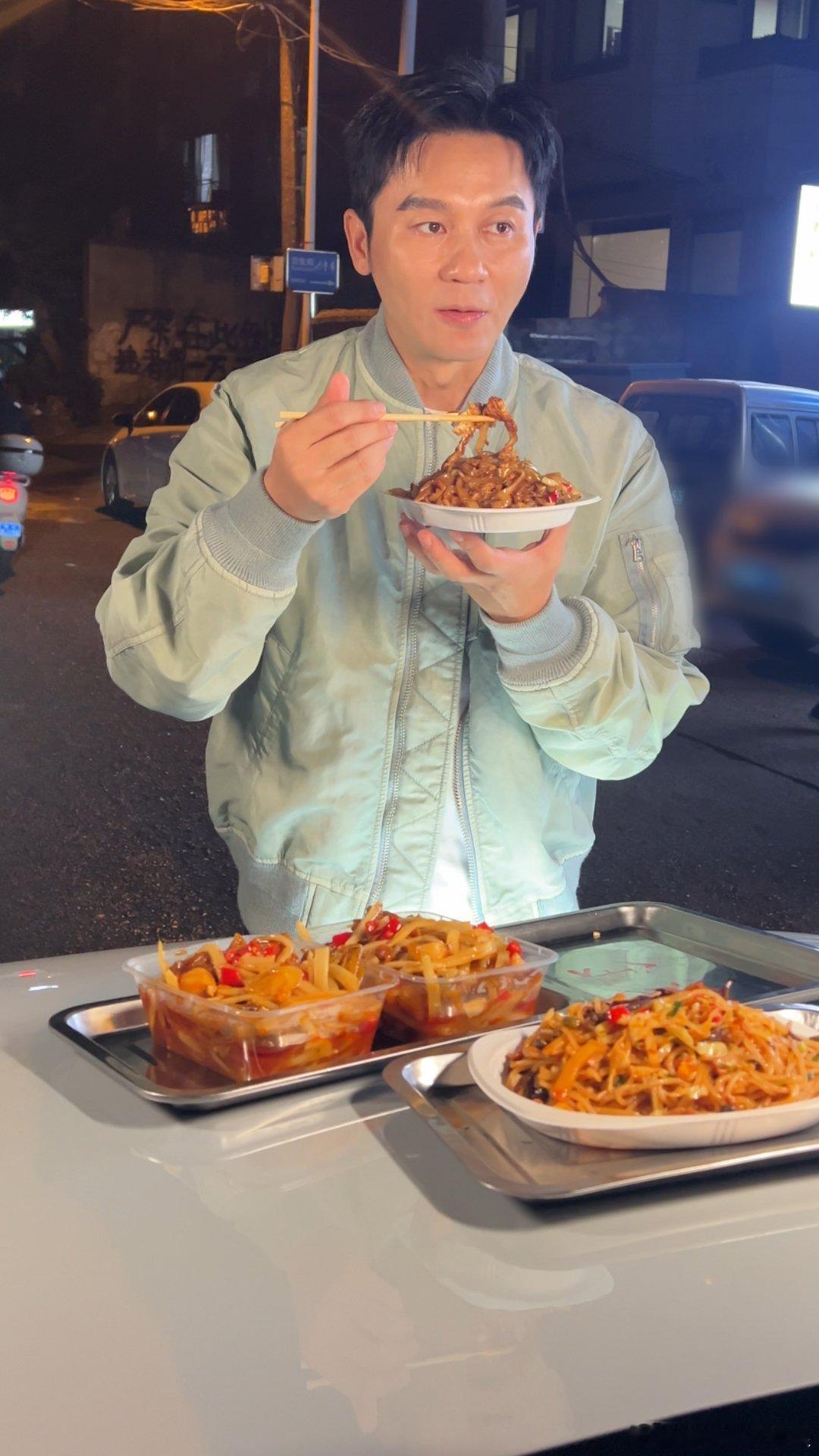 柳州偶遇李晨吃螺蛳粉 网友在柳州偶遇李晨开车来买螺蛳粉，没想到李晨也这么爱吃螺蛳