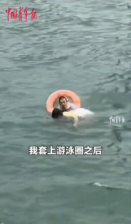 “这位大妈火了！”山东青岛，一女生岸边拍照，手机不小心掉入海中，捡手机被浪拍打进