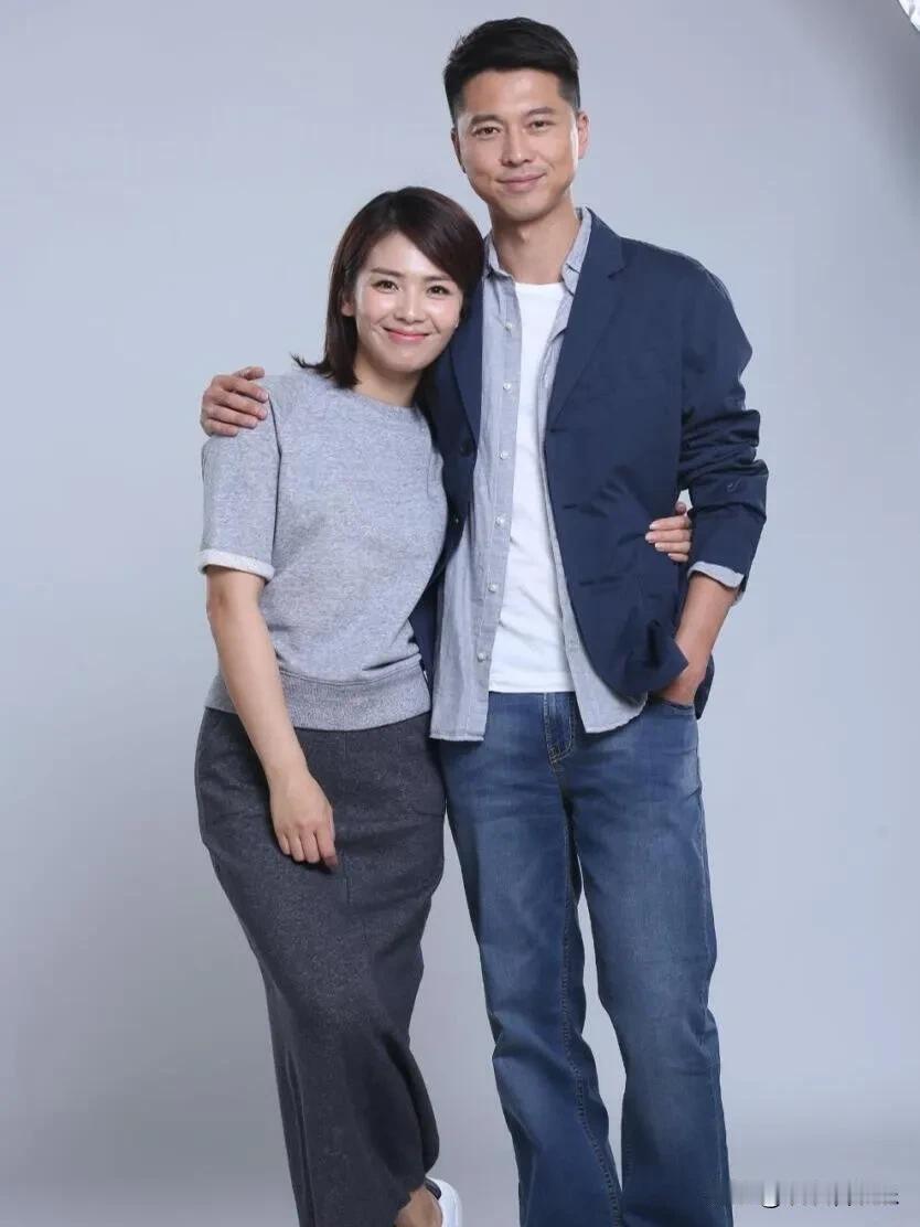右边是李小盟icon老公王雷icon，左边女生是谁？她身着简约的灰色上衣和黑色长