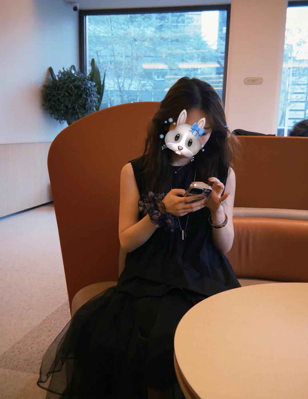 江南布衣近期美女感很强的一套
周末放假出来玩
摒弃通勤穿搭
选了黑色这一套出来玩