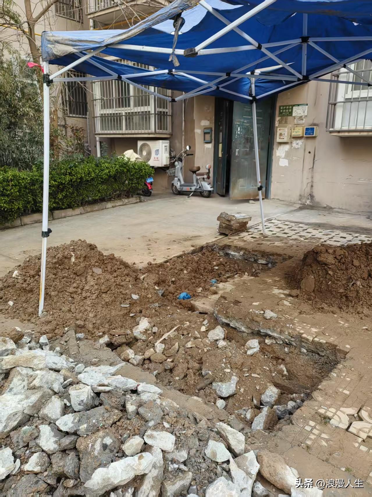 小区物业真把人气的够呛，自来水管道漏水，维修了六天了，还没有找到漏点，把小区30