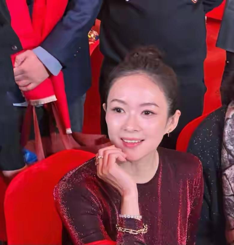 章子怡和曾黎相识30年中戏老同学贴脸合影，她俩都是中戏96级的“明星班”成员，当