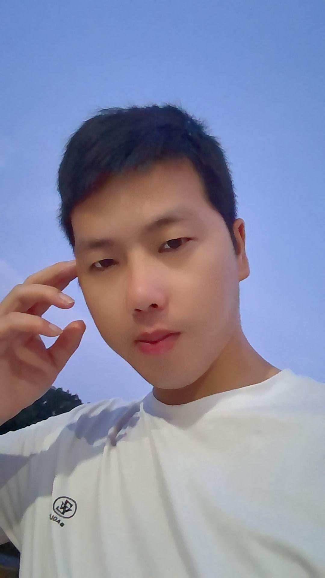 下过雨的、夏日的夜，微微凉
总喜欢裹在这样的感觉里四处走走
远处的山随着夜幕降临