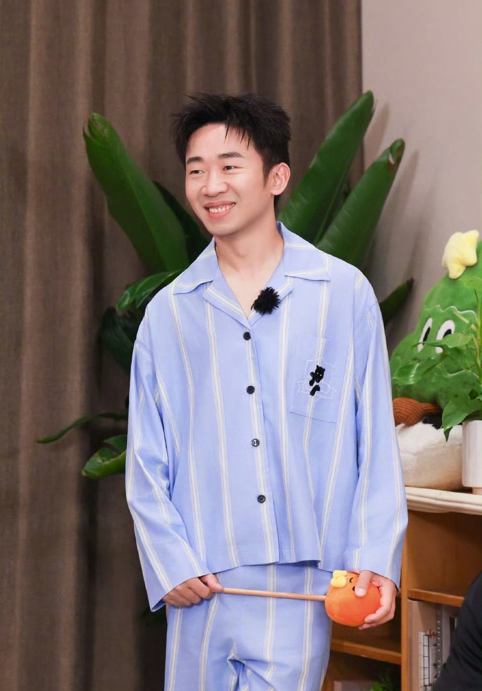 杨迪骑马是花了钱吗杨迪从紧绷的坐姿到谨慎的表情，再到呼唤辅助下马，不知道的还以为