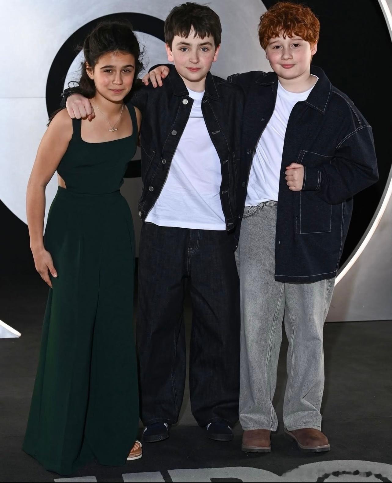 新版哈利波特的哈利、罗恩、赫敏和纳威（啥时候能播啊 