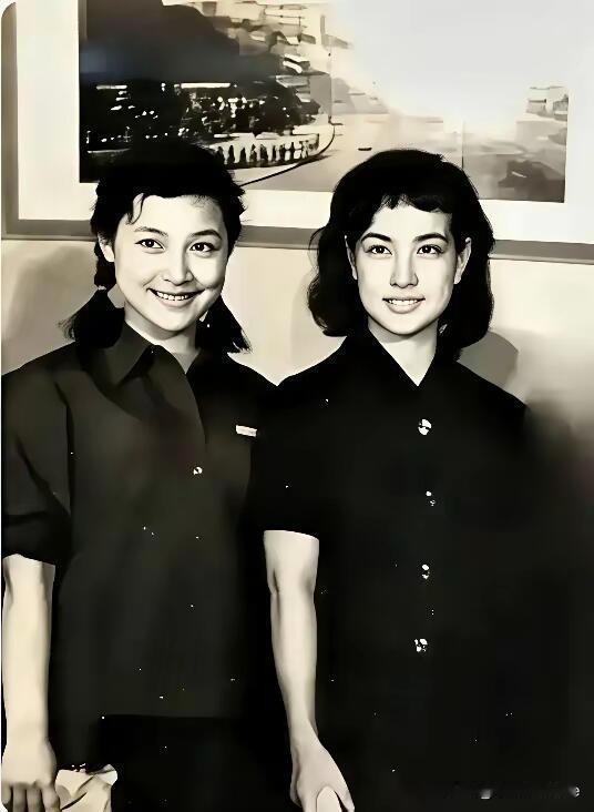 突然刷到一张刘晓庆与陈冲的黑白合影，那时的两人好年轻，全身都散发着一股青春的气息