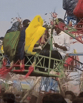 印度真是从来不会让人失望，连游乐场都跟别人与众不同。
在加尔各答，游乐园里人山人