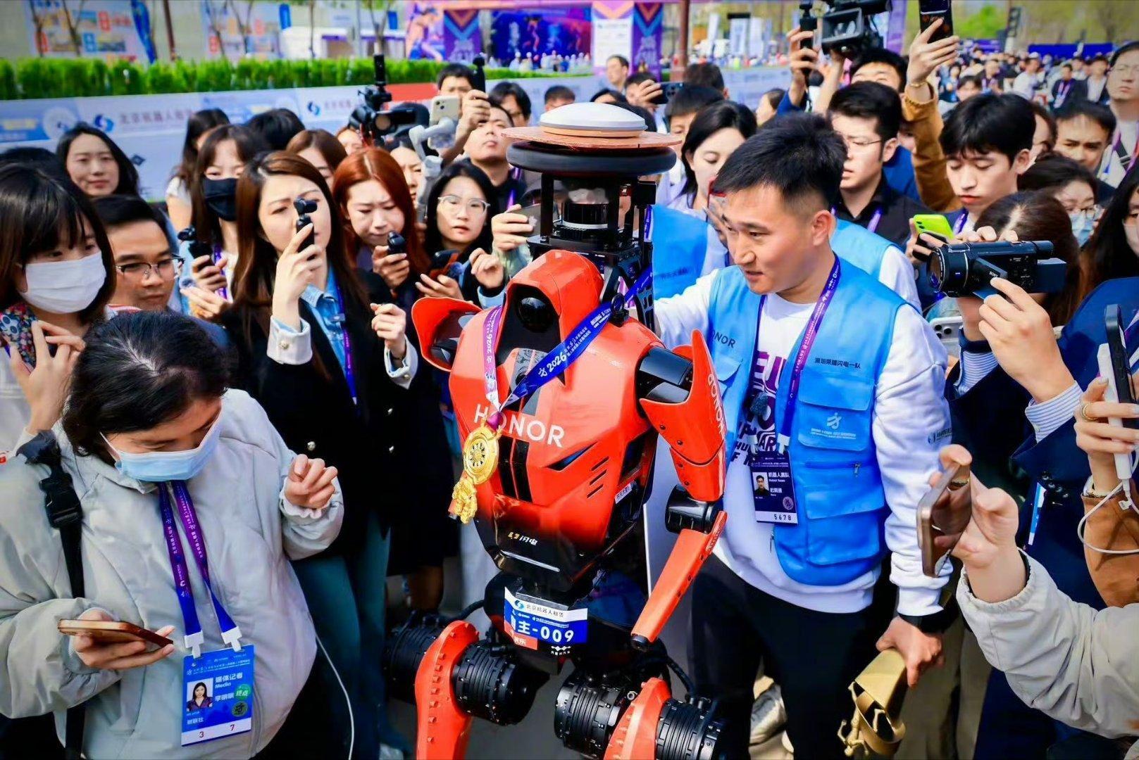 刷到亦庄机器人半马比赛的瞬间直接被震撼到了，在众多专门做机器人的大厂中第一次参赛