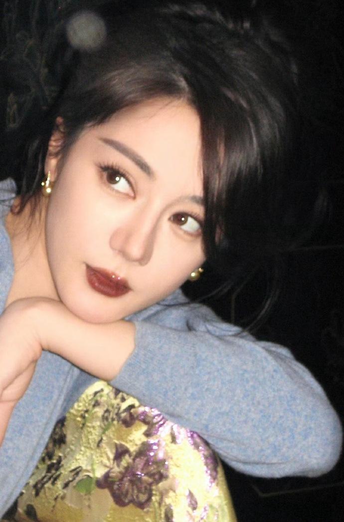 谁懂啊！迪丽热巴你真的好漂亮🥹
热巴这个口棕妆真的绝了
不是谁都能hold住这