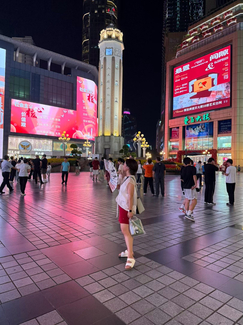 重庆解放碑，城市CBD地标，最繁荣地区～属于城市中心的中心～