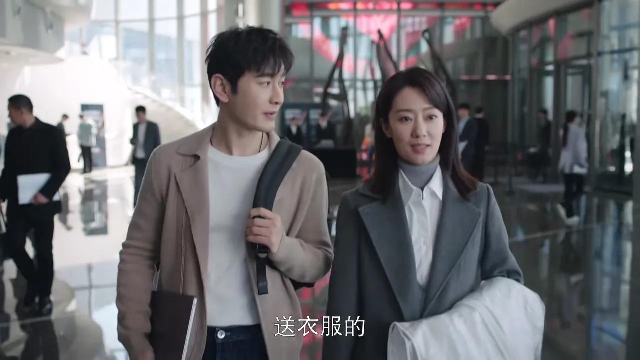 《好事成双》中的卫明好渣呀，把江喜签单的功劳给了别人，还把她调离了产品部，明升暗