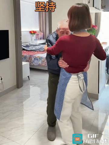 保姆带老爷子“运动”，细节暖哭全网！
 
儿子说，家里小保姆天天陪老爷子跳舞锻炼
