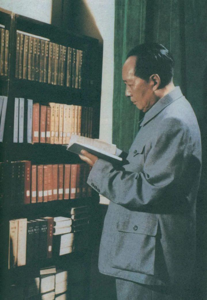 毛主席从来没出过国，美国、日本都没去过，为什么有那么强大的世界观，为什么能在国际