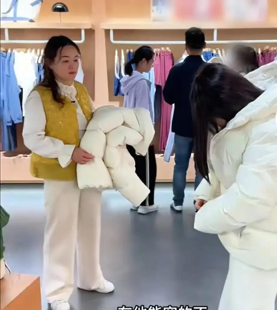 小凤拉着金哥去长白山买羽绒服，把周阿姨也带上当参谋。
镜头里周阿姨一路跟在后面，