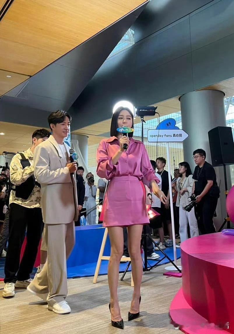 秦岚的腿一看就是练家子，小腿肚全都是肌肉 ￼￼ 