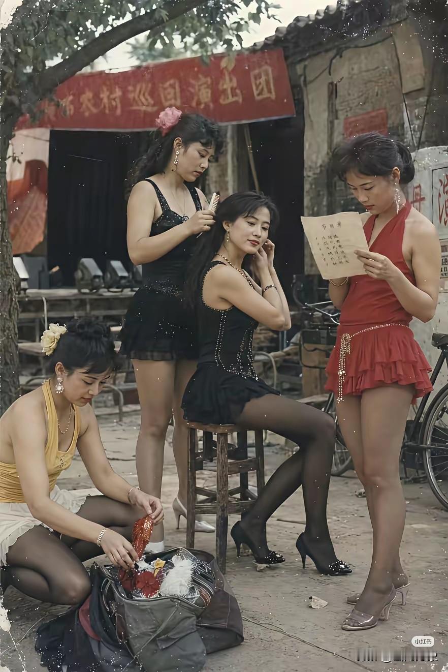 这种场景只有在小时候见过，我们老家俗称“赶四月会”，也就是乡下来的“马戏团”，那