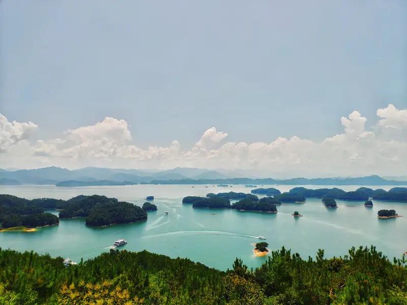千岛湖值得夸赞的景点着实不少。首推梅峰岛，它堪称千岛湖登高揽胜的绝佳之地。站在梅