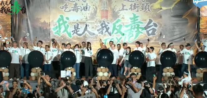 不陪郑丽文“反毒油”刺气球，韩国瑜讲完县市长竟走光。

7月25日晚，国民党在凯