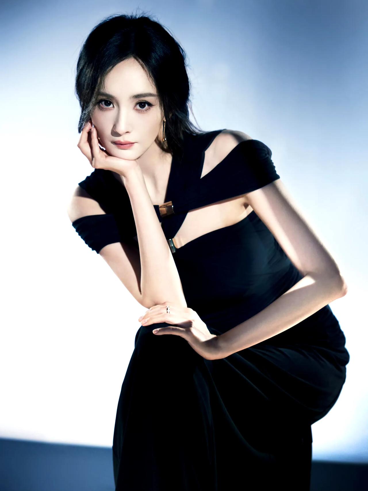 黑色间跃动出无尽韵味[心]
#杨幂# #说TA# #娱乐# #八卦手册#