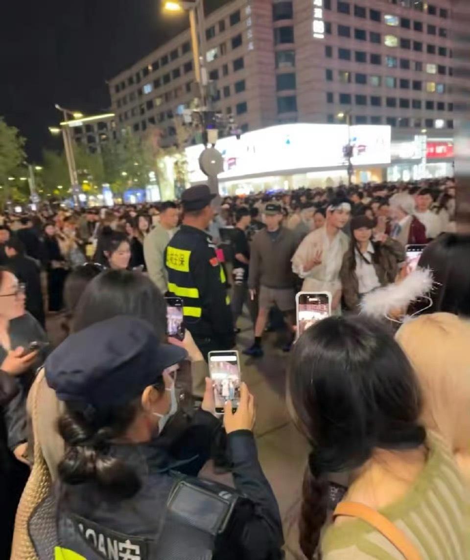 好震撼，肖战藏海传的cos好多人围着拍[拜托] ​​​