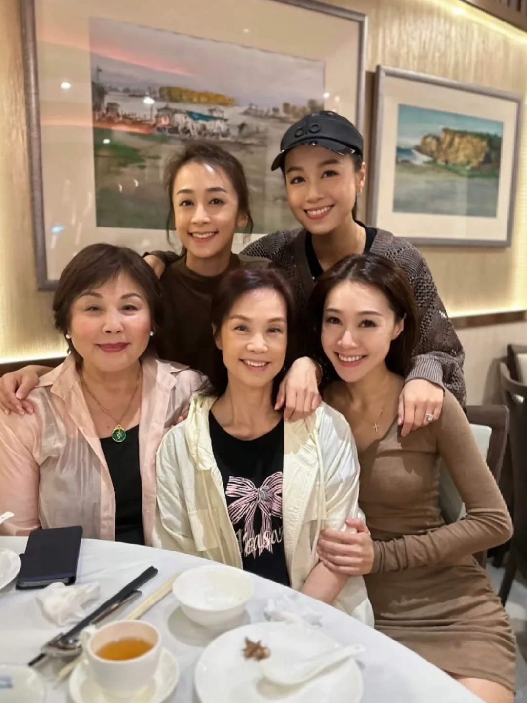 黄家三姐妹和她们妈妈真的是共用一张脸