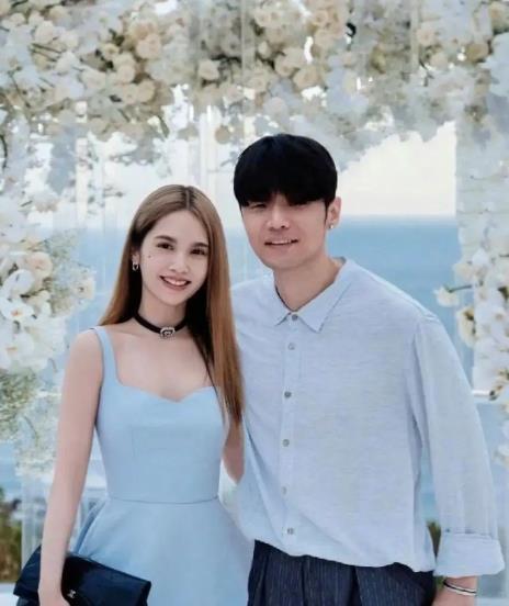 李荣浩陪杨丞琳过42岁生日 甜心教主杨丞琳都已经42岁了，丈夫李荣浩送出31个爱