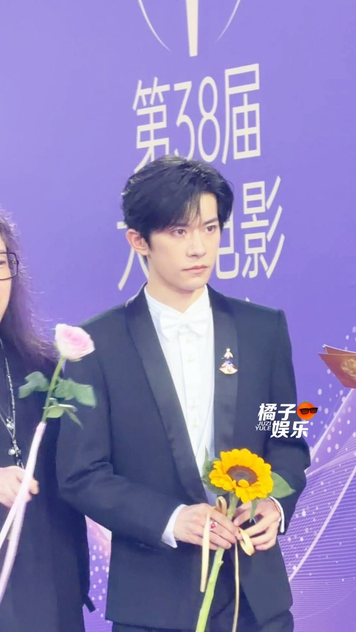 易烊千玺拿向日葵走红毯易烊千玺带向日葵走红毯 易烊千玺拿向日葵走红毯！！ 