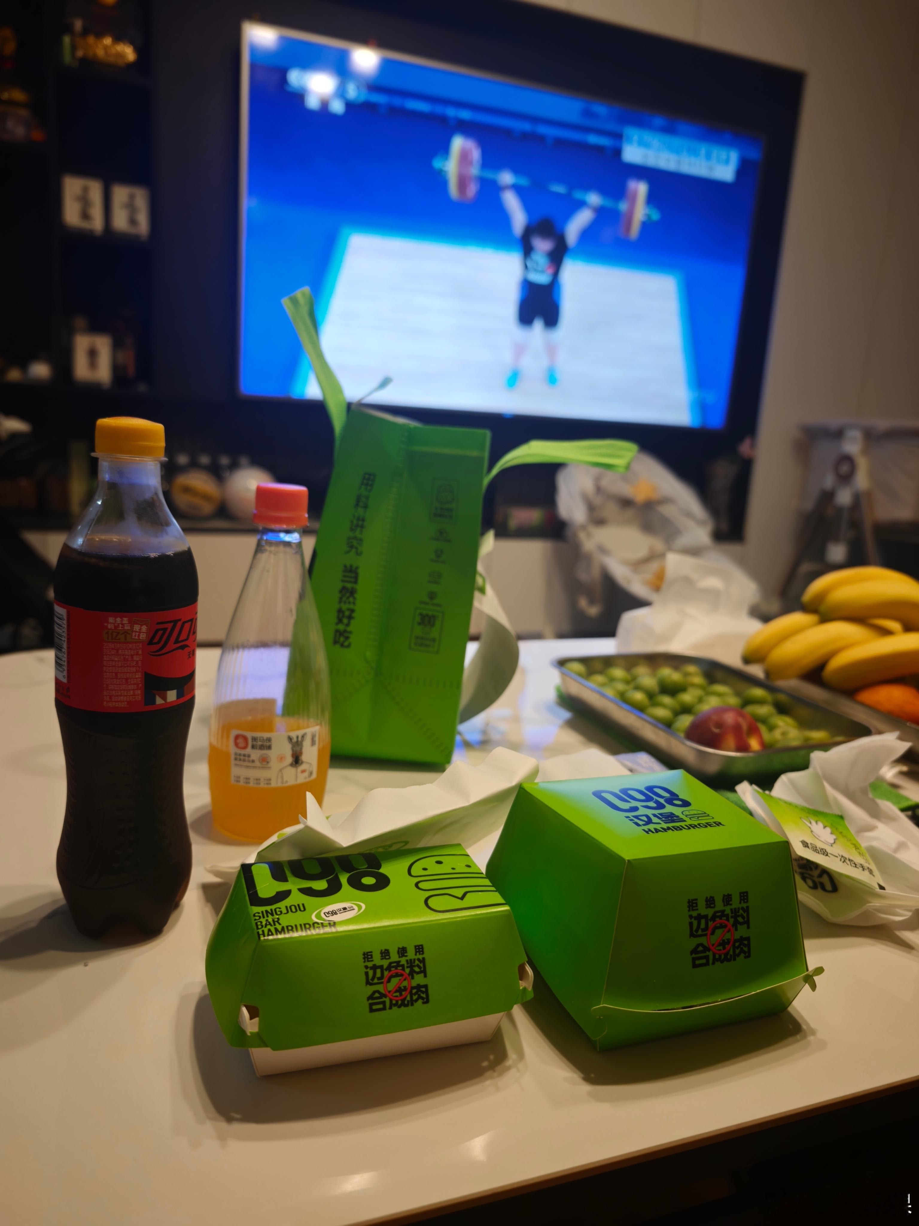 我还是趁着比赛没开始先把饭吃了 