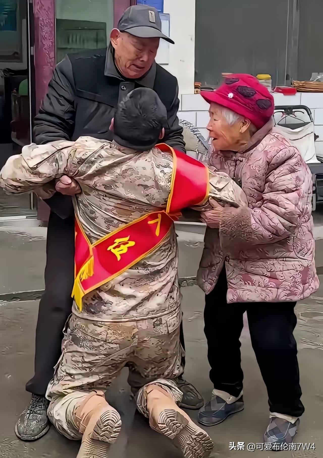 一个从小父母双亡、靠爷爷奶奶拉扯大的小伙张浩爽，在收到入伍通知书的那天，没有欢呼