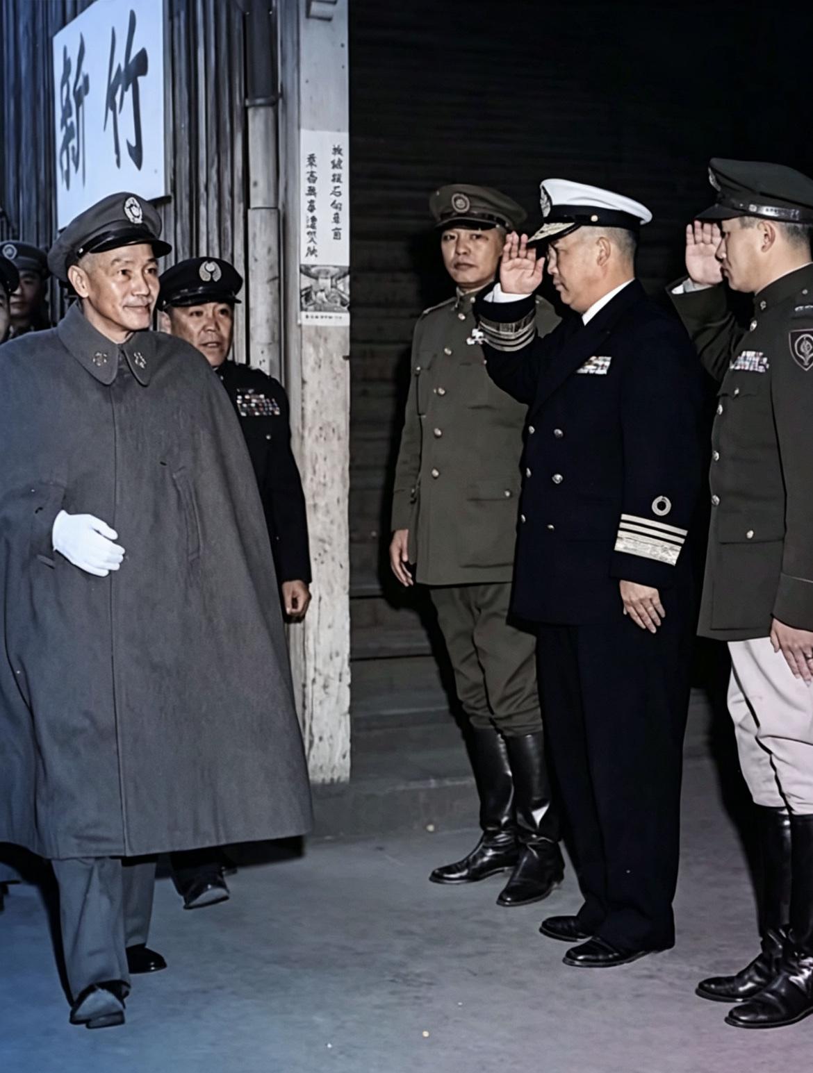 老照片：上世纪五十年代，蒋介石抵达中国台湾新竹车站，孙立人、桂永清等人到站迎接。